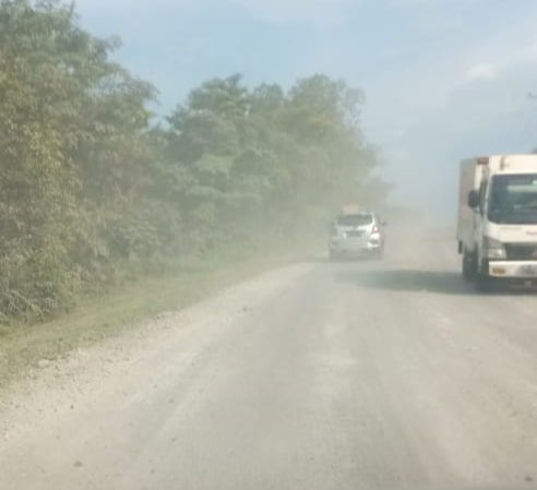 Jalan lintas Saung Naga Kikim Barat berserakan batu, penuh debu yang dapat membahayakan pengendara