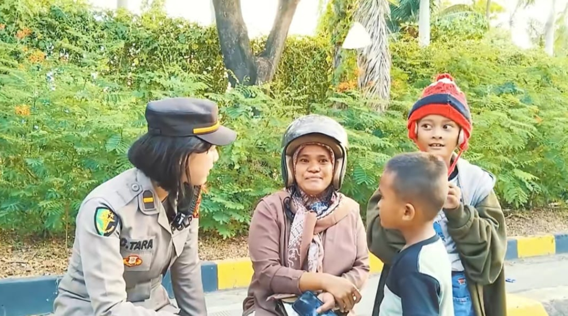 Keren! dr Tara Polwan Polres Lamsel FYP di Tik Tok Gegara Ramah Sama Pemudik di Pelabuhan Bakauheni