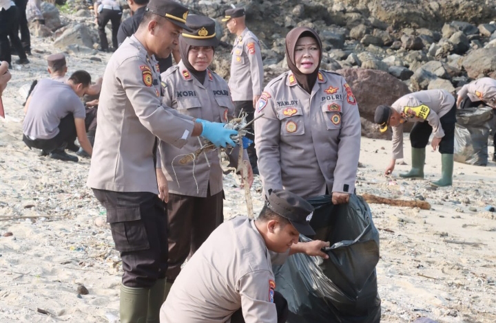 Polres Lamsel dan Pol PP serentak bersih bersih Pantai