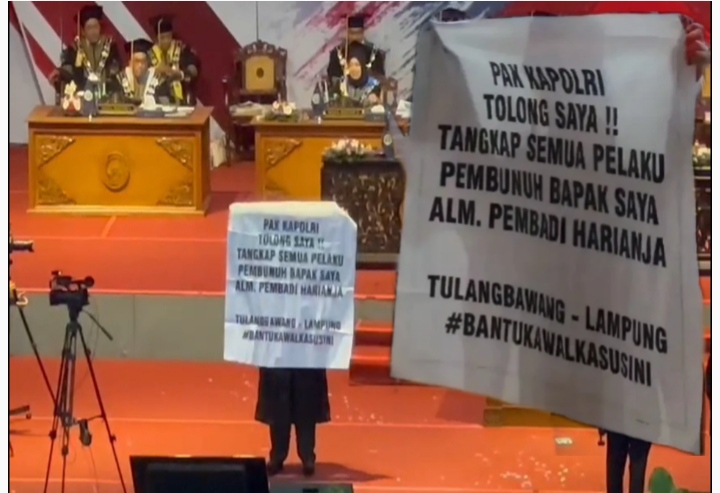 Mahasiswa Lampung Bantangkan Spanduk Minta Bantu Kapolri Saat Wisuda