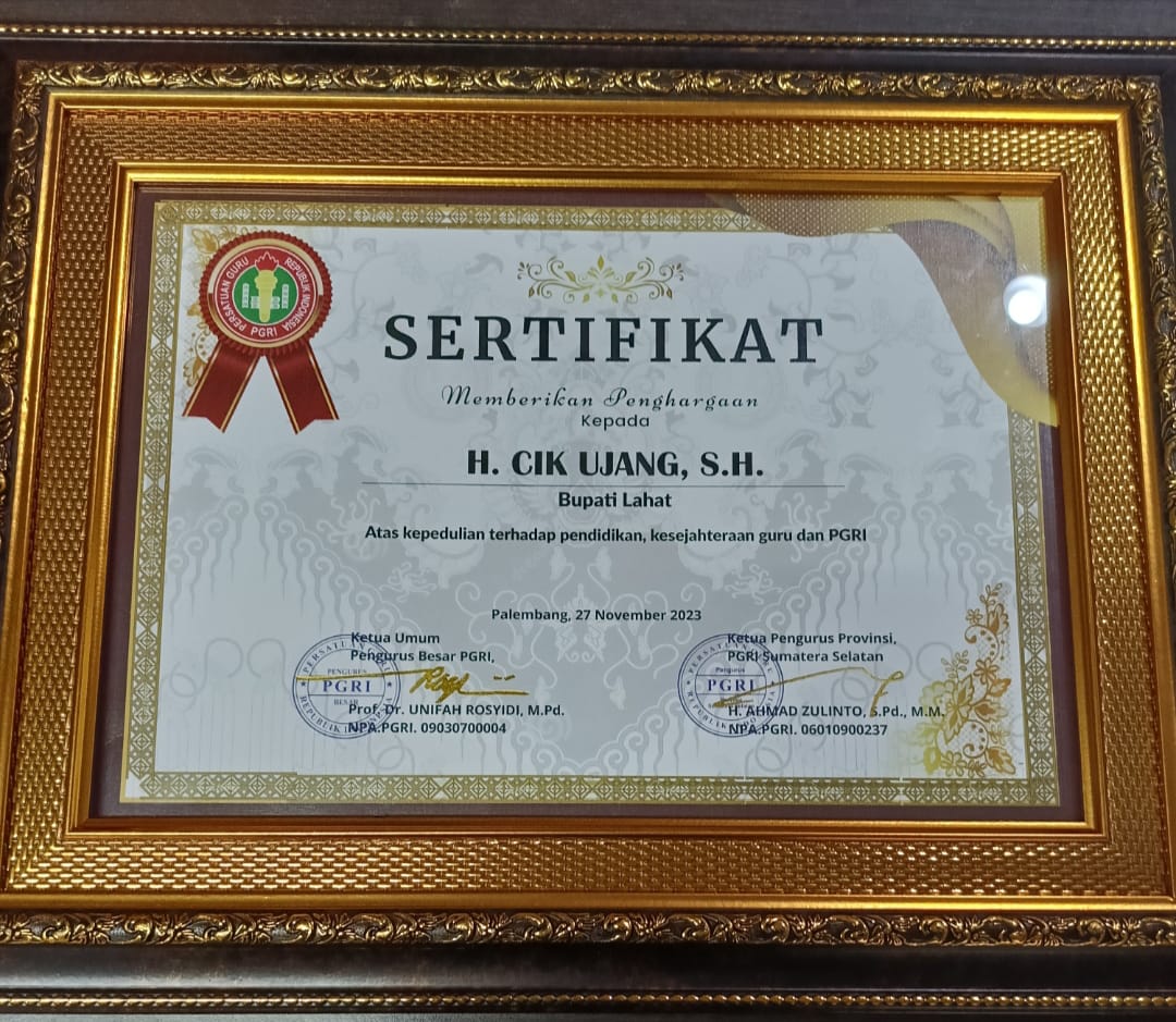 Cik Ujang Raih penghargaan dari PGRI