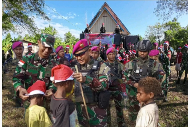Satgas “ Gobang “ Pamtas Mobile RI – PNG Yonif 7 Marinir Bagikan Bansos dan Alkitab Di Yhukimo Papua