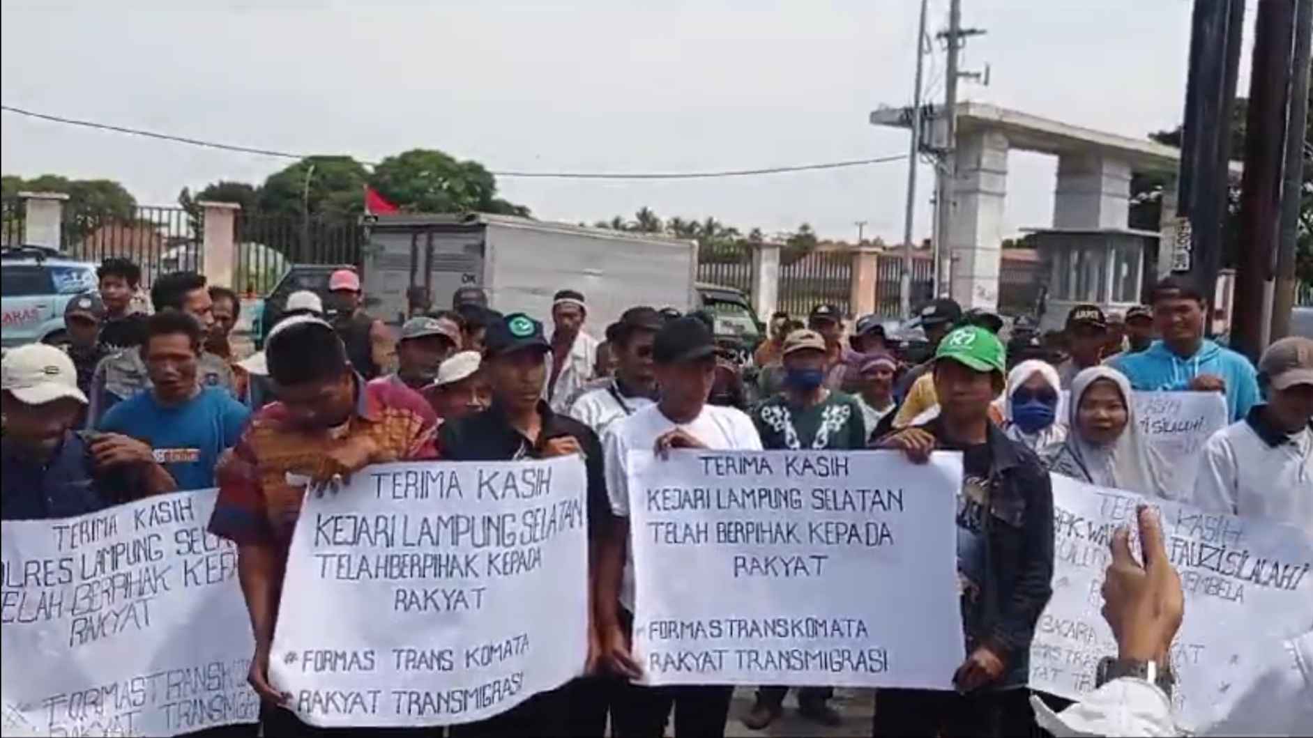 Datangi Kantor Kejari Lamsel, Puluhan Warga Karang Sari Ucapkan Terimakasih