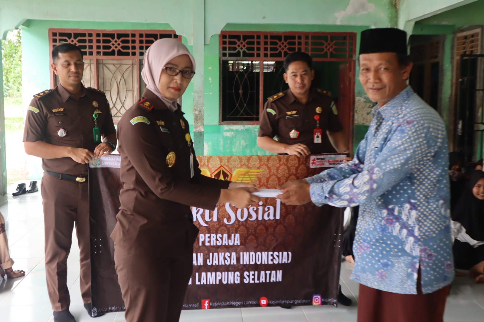 Sambut HUT ke-73 Persaja, Jaksa di Lamsel Serahkan Bantuan Sembako ke Pondok Pesantren