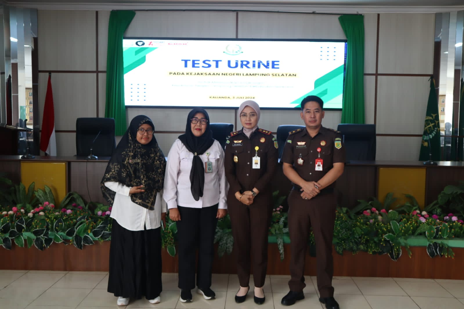Pegawai Kejari Lamsel Dites Urin