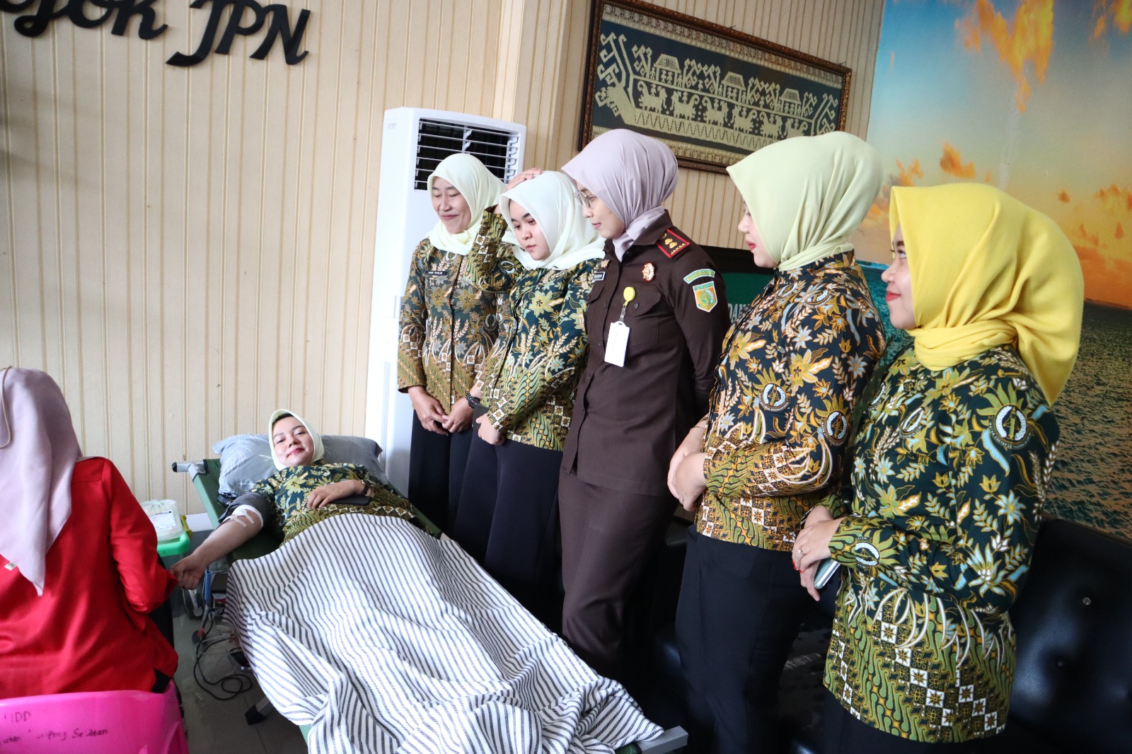 Sambut HBA, Kejari Lamsel Sumbangkan 15 Kantong Darah ke PMI