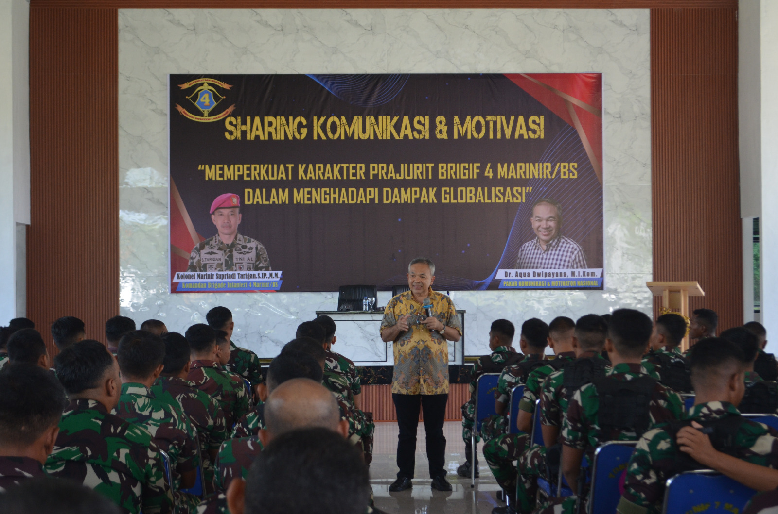 Prajurit Brigif 4 Mar/BS Menerima Motivasi dari dr. Aqua Dwipayana, M.I.Kom.