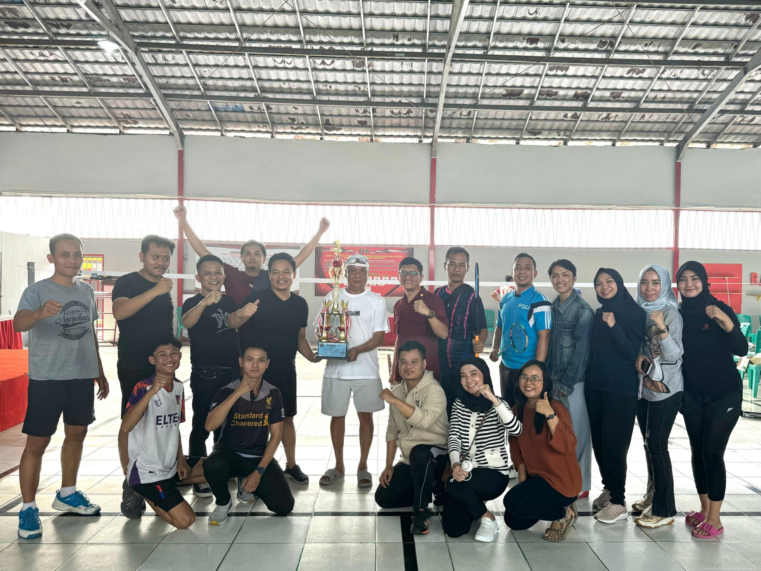 Semarak Hari Pengayoman ke-79, Pegawai Kanwil Kemenkumham Lampung Raih Juara 1 Kategori Ganda Putra dalam Badminton Tournament