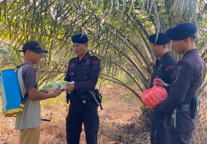 Brimob Peduli Buruh Dan Lansia Bagikan Sembako