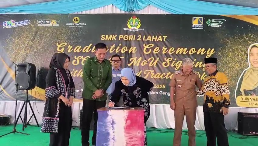 Penandatanganan MOU dengan United Tractors di acara Pelepasan siswa kelas XII SMK PGRI 2 Lahat