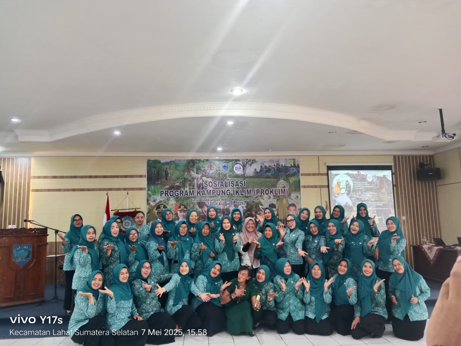 Siti Zaleha Bersama Ibu ibu PKK Lahat Sosialisasi Program Kampung Iklim 