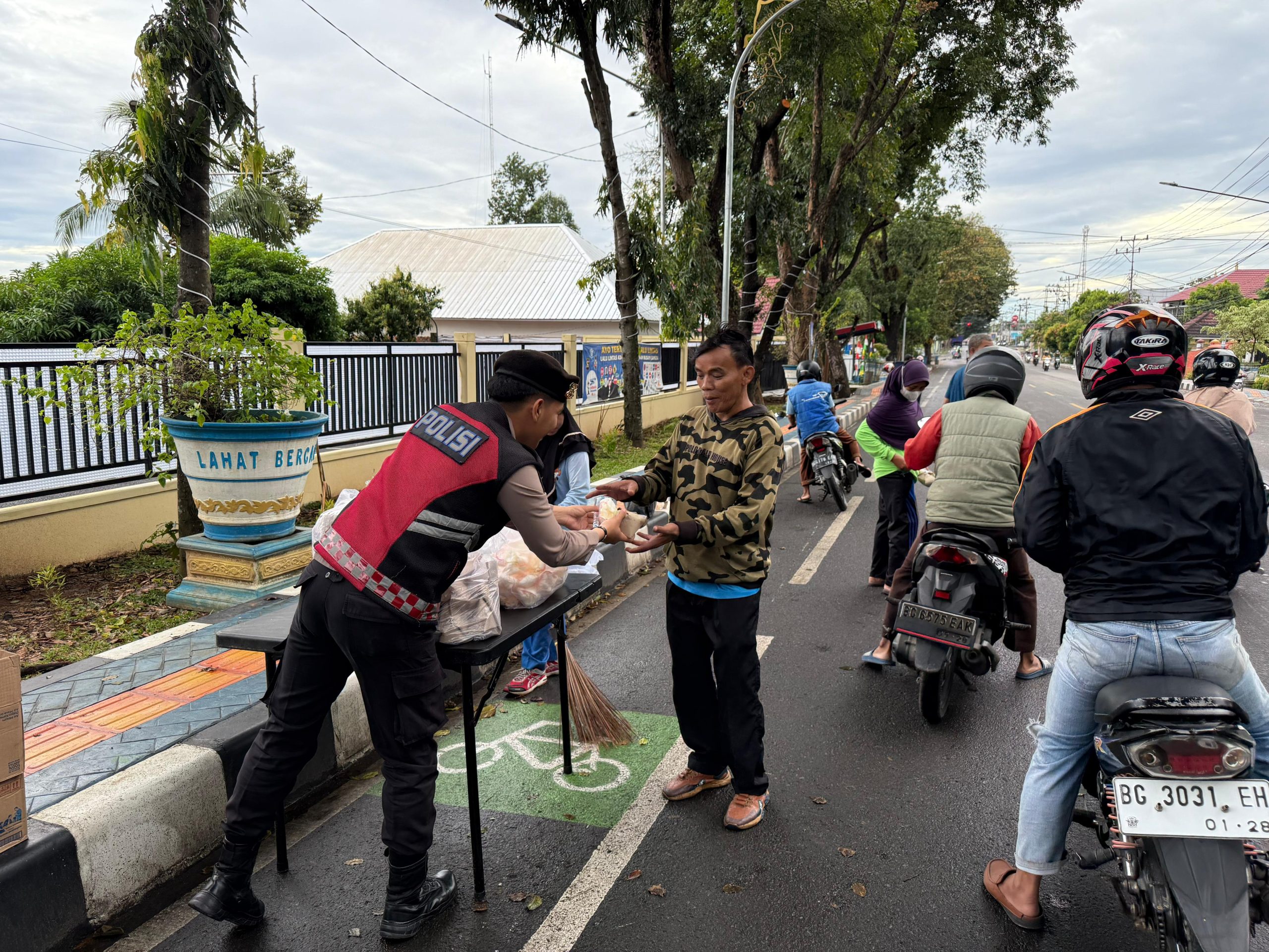 Jum’at Berkah, Sat Samapta Polres Lahat Berbagi Kepedulian kepada Masyarakat