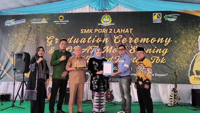Penandatanganan MOU dengan United Tractors di acara Pelepasan siswa kelas XII SMK PGRI 2 Lahat