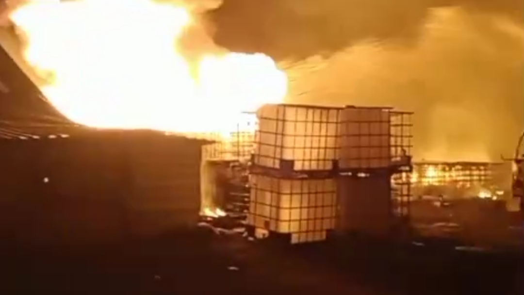 Gudang Solar Ilegal di Bandar Lampung Terbakar, 2 Rumah Warga Turut Hangus Dilalap Api
