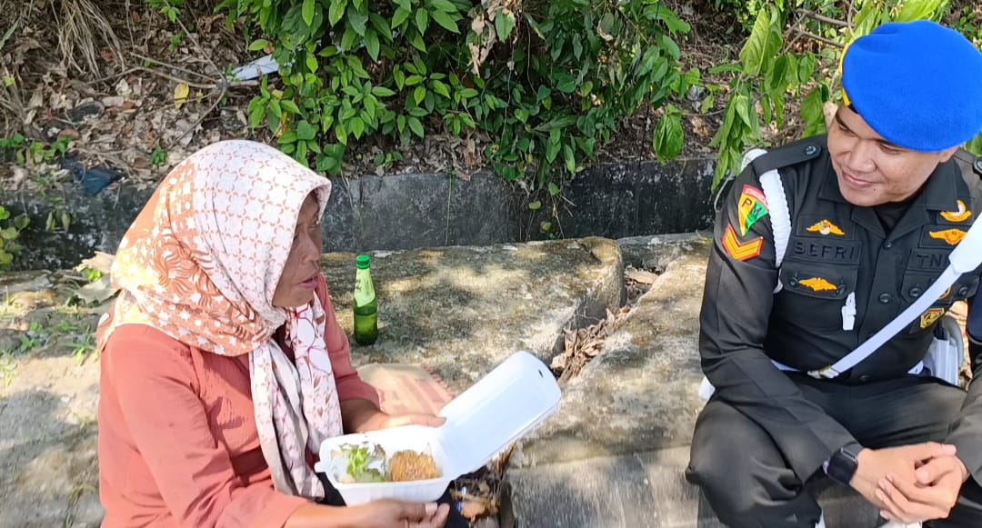 Aksi Polisi Militer di Lamsel, Bagikan Makan Gratis dan Ajak Warga Makan Bareng