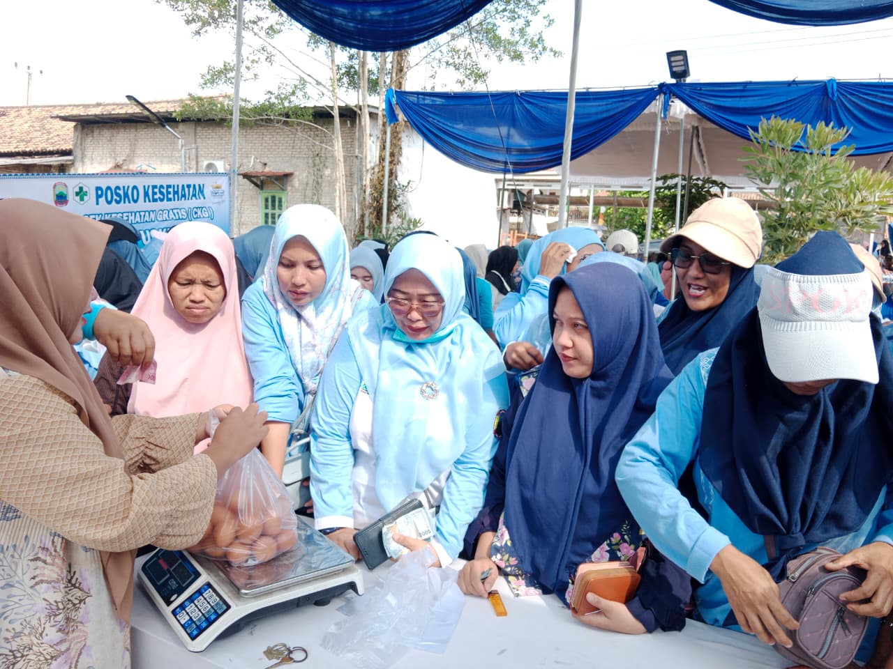 Lanjut di Sidomulyo, Pasar Murah Dinas Perdagdin Diserbu Emak-Emak